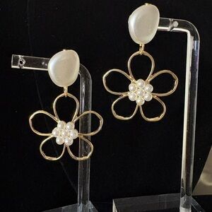 Fun Gold Tone Dangle Daisy Flower Faux Pearl Earrings NWT